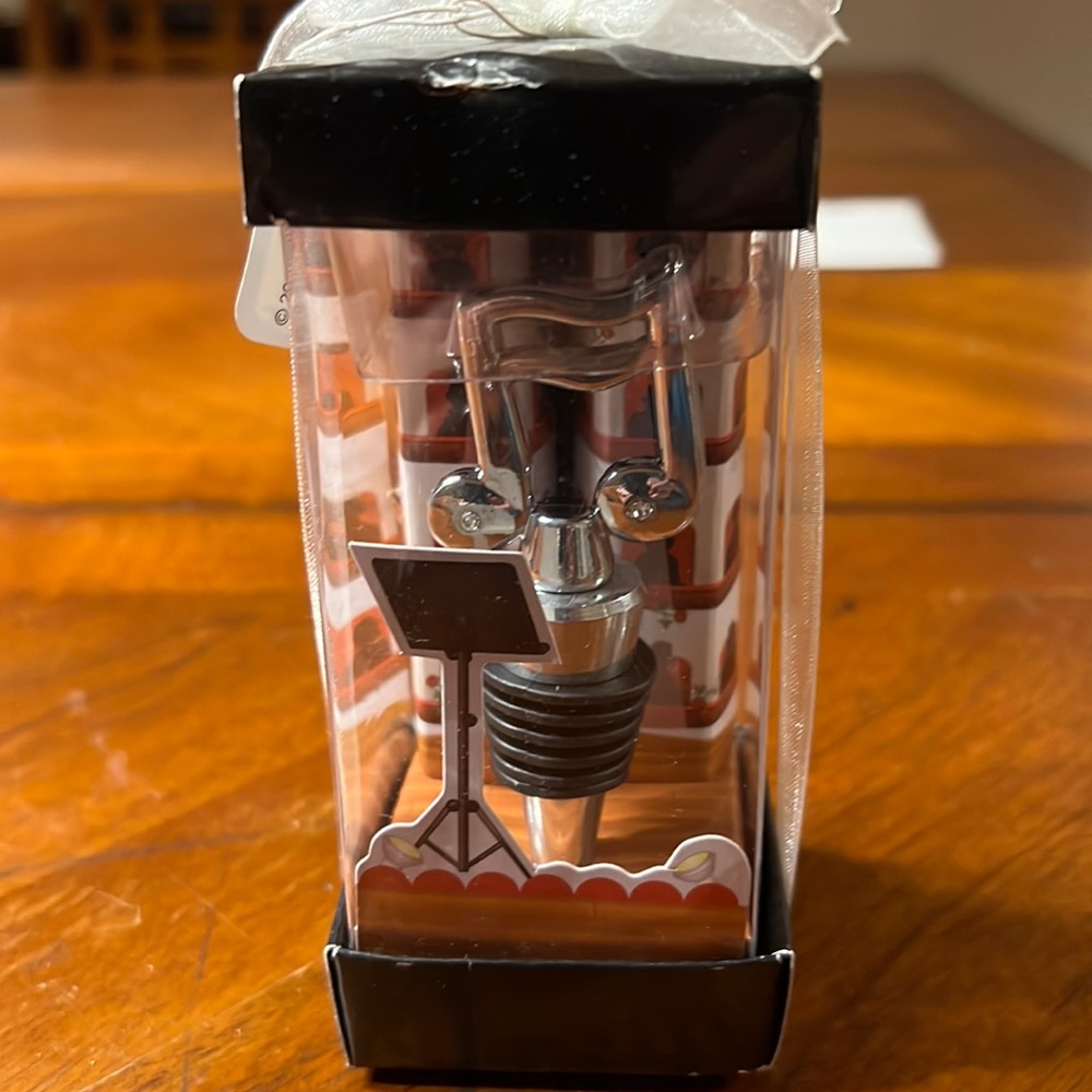 Musical notes, wine, stopper